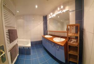 Kúpeľňa v ubytovaní Gîte Lilas, LOFT 2 à 8 personnes, avec salle de jeux et SPA dans la résidence + 15 fotografií