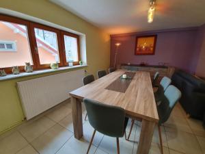 Część wypoczynkowa w obiekcie Gîte Lilas, LOFT 2 à 8 personnes, avec salle de jeux et SPA dans la résidence