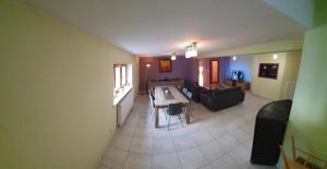 Telewizja i/lub zestaw kina domowego w obiekcie Gîte Lilas, LOFT 2 à 8 personnes, avec salle de jeux et SPA dans la résidence
