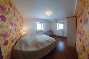 Łóżko lub łóżka w pokoju w obiekcie Gîte Lilas, LOFT 2 à 8 personnes, avec salle de jeux et SPA dans la résidence
