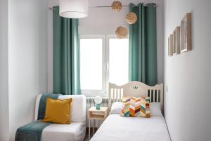 Habitación con 2 camas y ventana con cortinas verdes. en ROMÁNICO CENTRO en Zamora