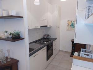Η κουζίνα ή μικρή κουζίνα στο Casa Giova: bilocale con balcone al Gianicolo +2 φωτογραφίες