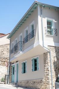um edifício com duas varandas do lado em Agiopetra Lofts em Kavala