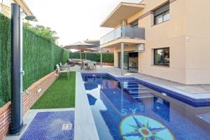 A piscina localizada em VILLA RIOJA with pool & mountain and sea view ou nos arredores