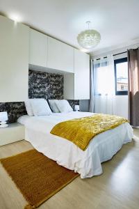 sypialnia z dużym łóżkiem i żółtym kocem w obiekcie Tranokely w Antananarywie