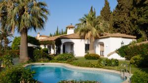 Villa con piscina frente a una casa en Villa Tropical Dream, en Salobreña