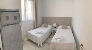 Łóżko lub łóżka w pokoju w obiekcie AZAHAR BEACH Red Apartments & Spa