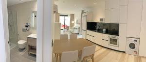 Kuchnia lub aneks kuchenny w obiekcie AZAHAR BEACH Red Apartments & Spa