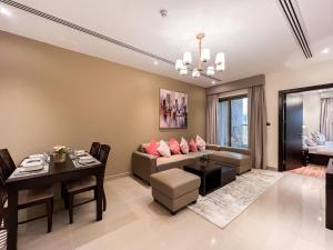 Posezení v ubytování Luton Vacation Homes - Elite Downtown Residence, Burj Khalifa View Dubai - 19AB01