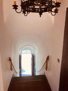 カステッリーナ・イン・キアンティにあるMEA CASA Toscanaの建物の階段に吊るされたシャンデリア