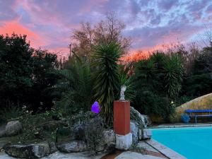 アルルにあるLe Clos de L'Isleの庭園内の像付きスイミングプール +43枚の写真