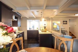 kuchnia oraz salon ze stołem i kuchnią w obiekcie Cobble Cottage w mieście St Just