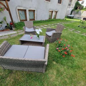 Vonkajšia záhrada v ubytovaní Gîte Lilas, LOFT 2 à 8 personnes, avec salle de jeux et SPA dans la résidence