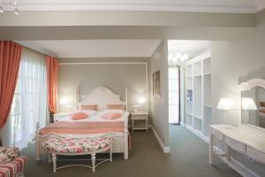 斯摩棱斯克的住宿－Hotel Usadba，一间卧室配有带粉红色枕头的床
