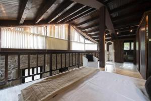 een grote kamer met een bed en een balkon bij apartamento carballo in Ambroa