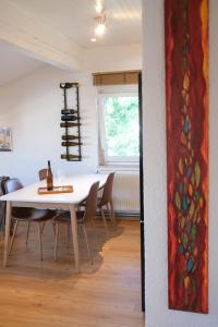 ein Esszimmer mit einem Tisch, Stühlen und einem Fenster in der Unterkunft The Modern & Comfortable Apartment in Ljubljana