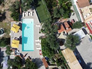 een uitzicht over een zwembad in een tuin bij Villa di Pasquale in Peschici