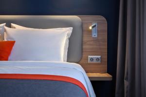 Кровать или кровати в номере Holiday Inn Express - Almaty by IHG