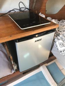 a laptop sitting on top of a stove on a table at Retour d’Ulysse, nuits étoilées, plein centre in Le Havre