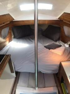 un lit à l'arrière d'un bateau dans l'établissement Retour d’Ulysse, nuits étoilées, plein centre, au Havre