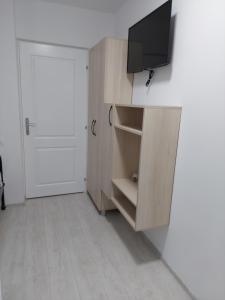 TV a/nebo společenská místnost v ubytování Vila de pe Lac Amara