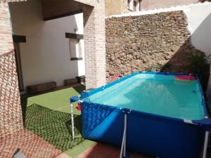 a swimming pool in a house with a pool at Casa Rural La Molina 4* in Navamorcuende