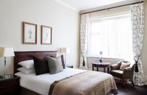 Postel nebo postele na pokoji v ubytování Audleys Wood Hotel, Basingstoke