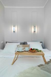 a tray with two bowls of food on a bed at Elite Apartments Boho Old Town in Gdańsk