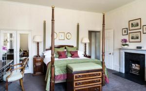 Postel nebo postele na pokoji v ubytování Audleys Wood Hotel, Basingstoke