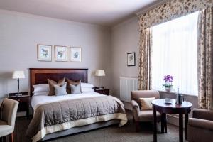 Postel nebo postele na pokoji v ubytování Audleys Wood Hotel, Basingstoke