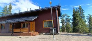 una pequeña casa con un poste delante en Villa Repolainen, en Syöte