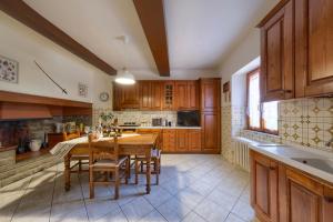 kuchnia z drewnianymi szafkami i drewnianym stołem w obiekcie Mugello Circuit - B & B - L'aia dì Trippa all'Aria w mieście Borgo San Lorenzo