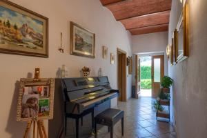 uma sala de estar com um piano numa sala em B & B - L'aia dì Trippa all'Aria em Borgo San Lorenzo