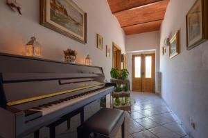een hal met een piano in een kamer bij B & B - L'aia dì Trippa all'Aria in Borgo San Lorenzo