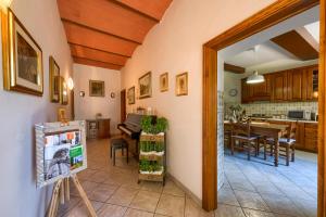 Il comprend une cuisine et un salon avec une table et des chaises. dans l'établissement B & B - L'aia dì Trippa all'Aria, à Borgo San Lorenzo