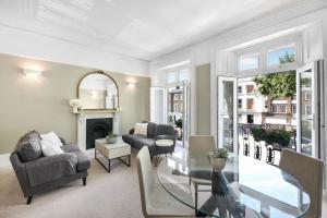 - un salon avec un canapé et une table dans l'établissement Lovely large 1 bed renovated flat w balcony & 600MB WiFi, à Londres