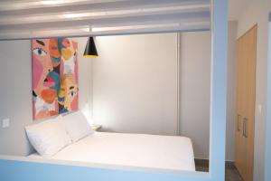 A bed or beds in a room at Evaggelismos m station studio for 3 pers by MPS