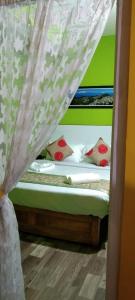 1 dormitorio con 1 cama con dosel en Beverly Hills Home stay, en Darjeeling