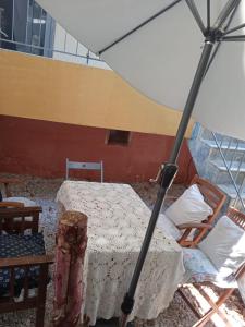 1 dormitorio con 1 cama con sombrilla en Apartment with barbecue 1 km beach, en Atenas