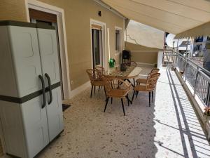 een eetkamer met een tafel en stoelen op een balkon bij Maria's Maisonette in Athene