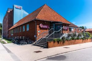 un edificio in mattoni con biciclette parcheggiate fuori di Copenhagen Go Hotel a Copenaghen