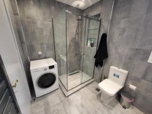 een badkamer met douche en wasmachine bij Maria's Maisonette in Athene +21 foto's