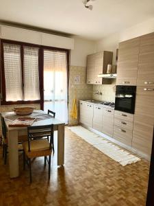 una cocina con mesa con sillas y un asterisco de mesa en Casa Clelia, en Porto Torres