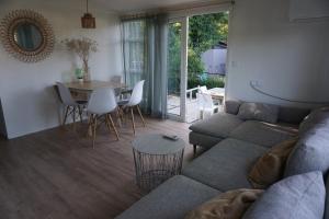 sala de estar con sofá, mesa y sillas en KD 883 - Vakantiepark Kijkduin en The Hague