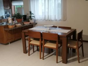 a dining room table and chairs in a kitchen at Apartamento T3 Amorosa in Viana do Castelo