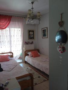 A bed or beds in a room at John's Home, δωμάτια σε οικογενειακό Διαμέρισμα, Συγκατοίκηση