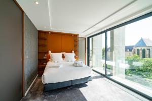 Postel nebo postele na pokoji v ubytování Les Suites 7 Anges - Vue Cathédrale, Parking & Centre Historique Reims