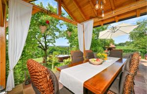 an outdoor dining room with a table and chairs at Pet Friendly Home In Jalzabet With Jacuzzi in Jalžabet