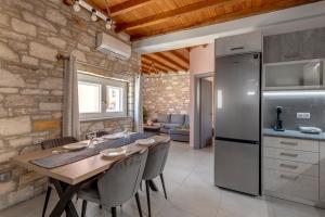 Kuchyňa alebo kuchynka v ubytovaní TAKIS GUESTHOUSE- Laoura-HERMOUPOLIS