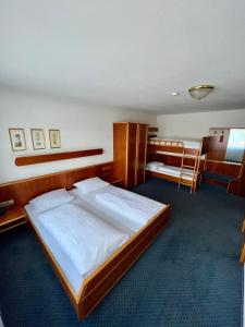 - une chambre avec un grand lit et deux chaises dans l'établissement Hotel Krone, à Neuenburg am Rhein